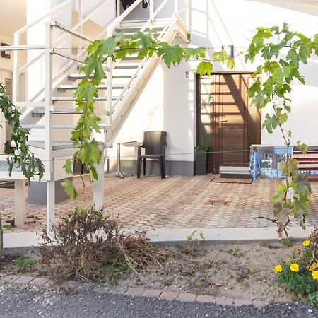 Deli Terasz B Apartman Free Parking, Self-Check-In Anytime Дьёр Экстерьер фото