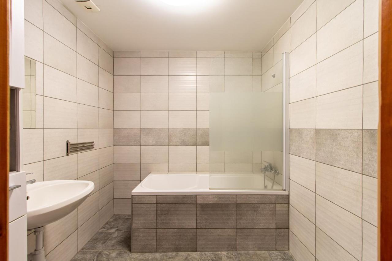 Deli Terasz B Apartman Free Parking, Self-Check-In Anytime Дьёр Экстерьер фото