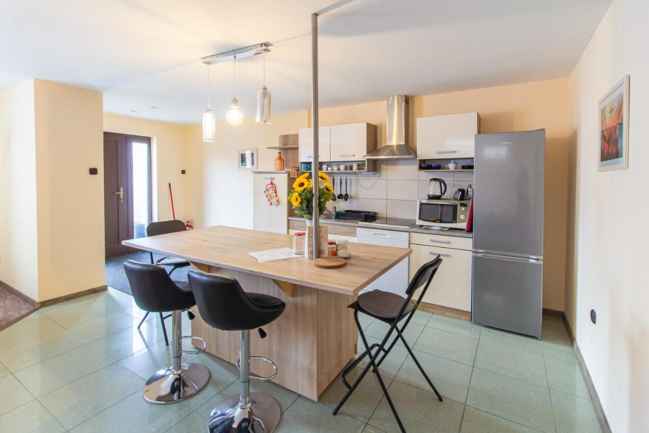 Deli Terasz B Apartman Free Parking, Self-Check-In Anytime Дьёр Экстерьер фото