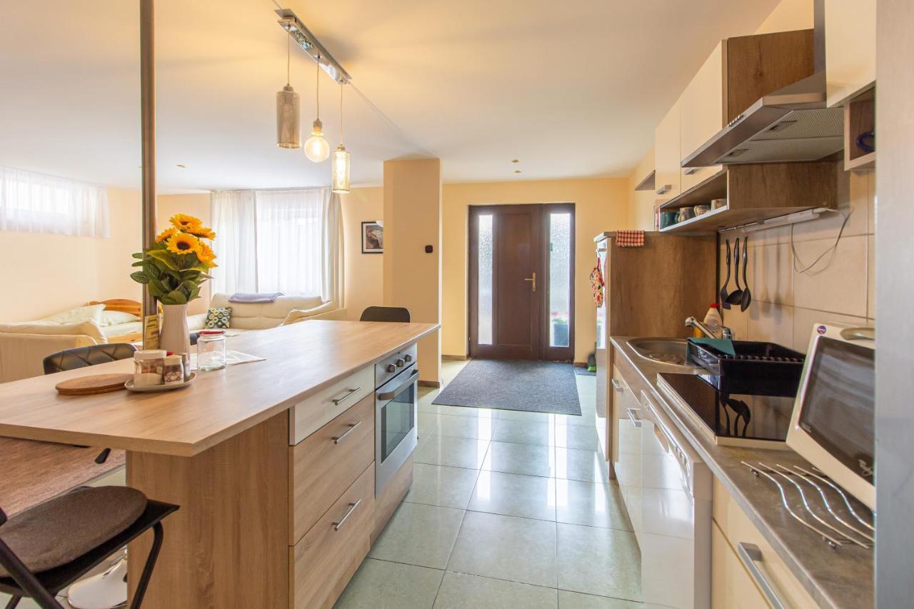 Deli Terasz B Apartman Free Parking, Self-Check-In Anytime Дьёр Экстерьер фото