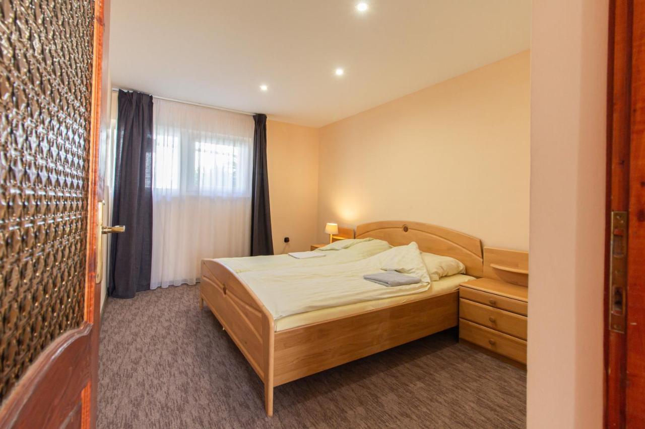 Deli Terasz B Apartman Free Parking, Self-Check-In Anytime Дьёр Экстерьер фото