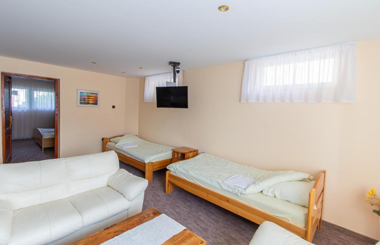 Deli Terasz B Apartman Free Parking, Self-Check-In Anytime Дьёр Экстерьер фото