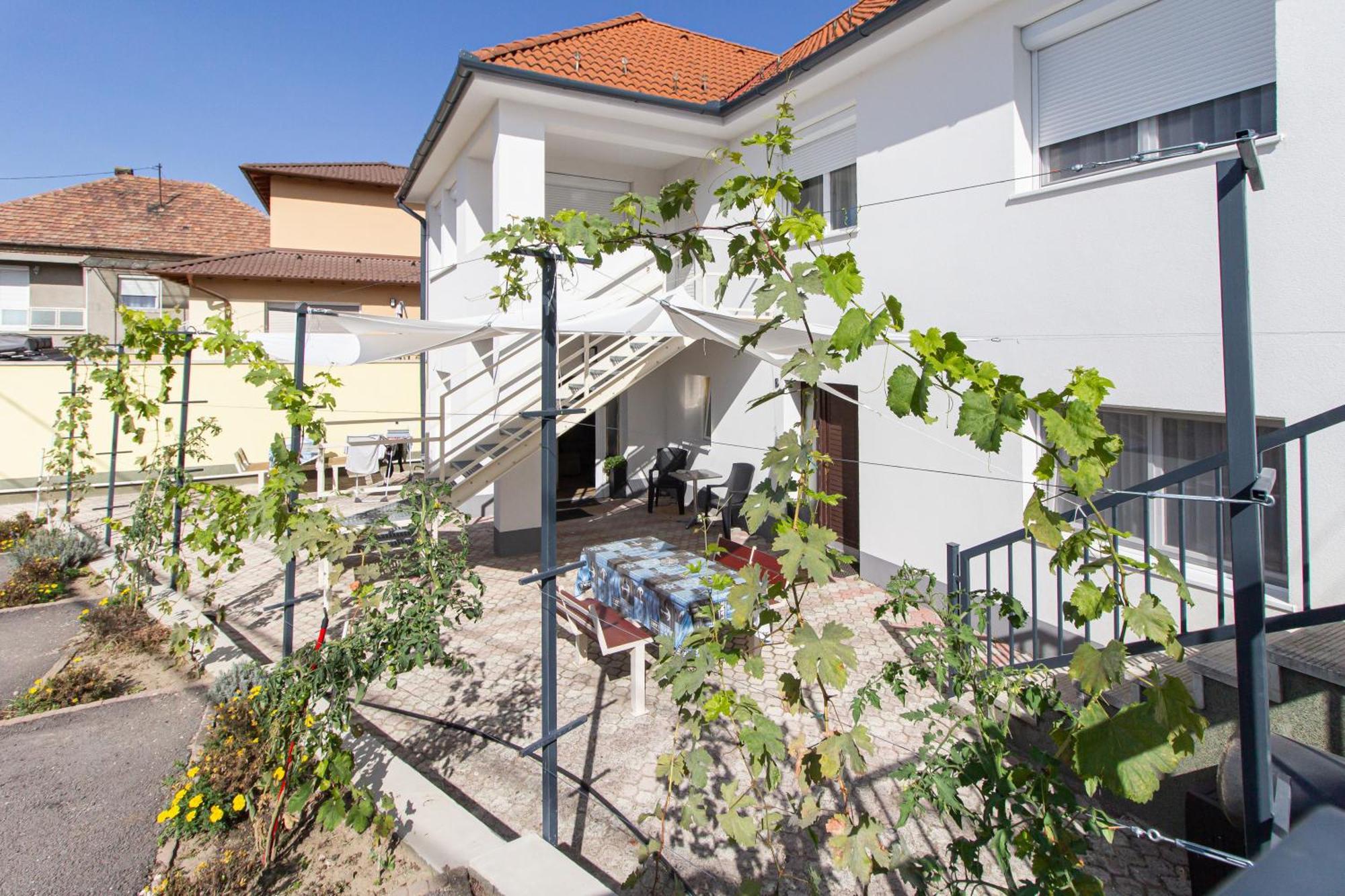 Deli Terasz B Apartman Free Parking, Self-Check-In Anytime Дьёр Экстерьер фото